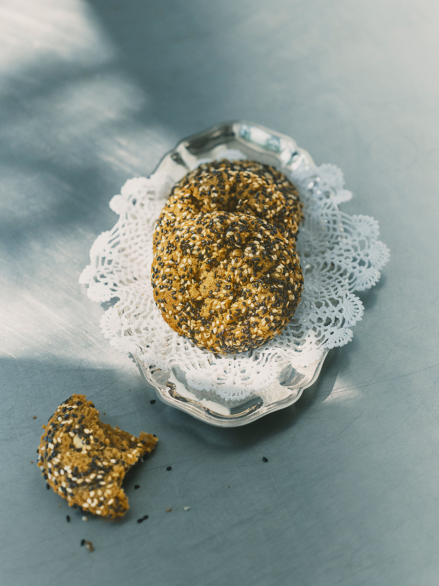 Tahin-sesam småkager med hvid chokolade